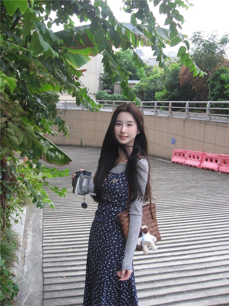 2024新款早秋穿搭一整套小个子减龄时尚洋气蓝色碎花吊带连衣