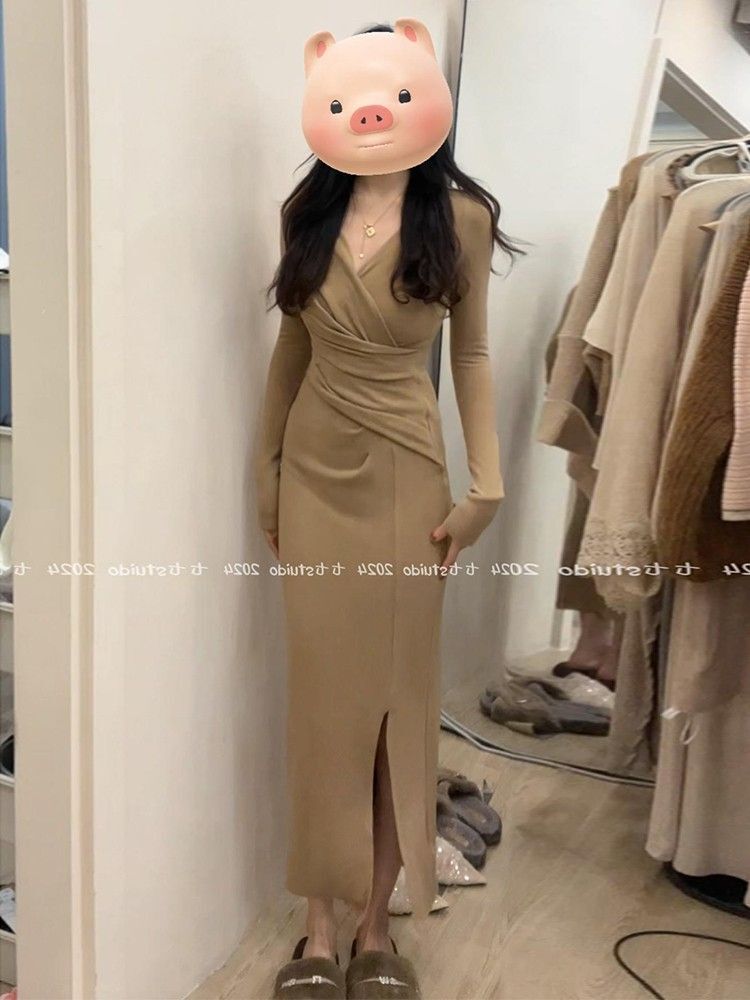 性感交叉V领褶皱连衣裙女装冬季2024新款气质百搭收腰显瘦包 性感交叉V领褶皱连衣裙女装冬季2024新款气质百搭收腰显瘦包