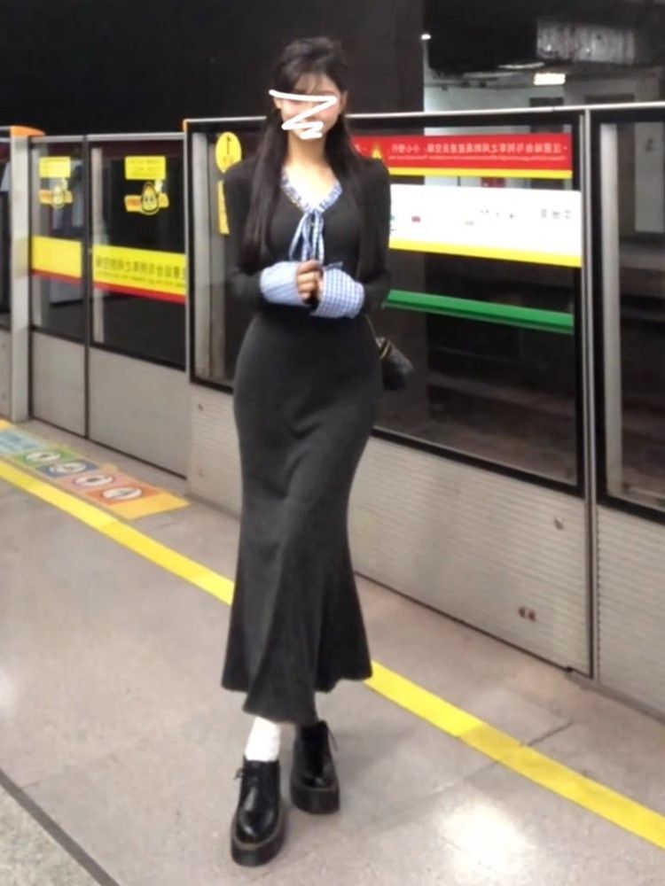 高级感灰色长袖针织连衣裙子女装2024秋冬季新款收腰打底包臀