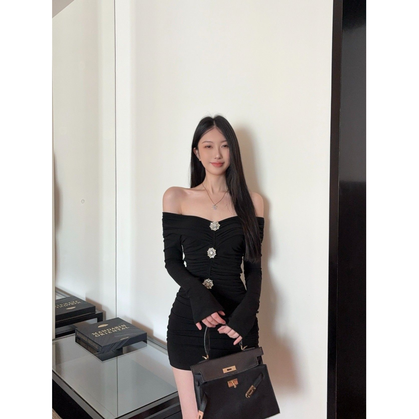 修身显瘦氛围感一字肩褶皱长袖包臀连衣裙秋冬气质纯欲约会短裙女