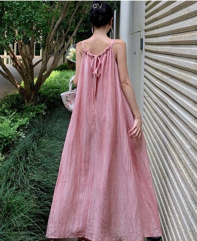 粉色吊带长裙女装夏季新款海边度假沙滩连衣裙挂脖设计感小众裙子