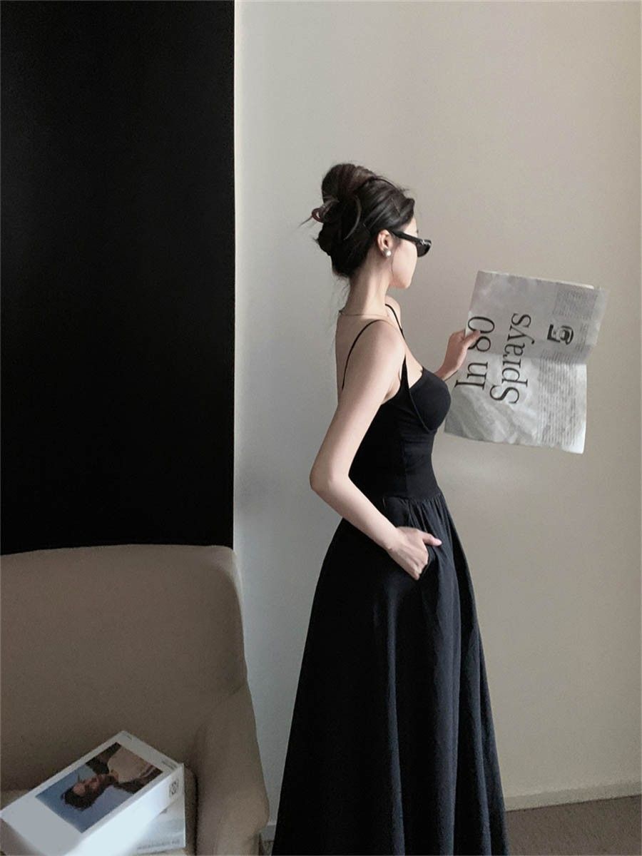法式高级感黑色吊带连衣裙子女2024夏季今年流行性感收腰无袖