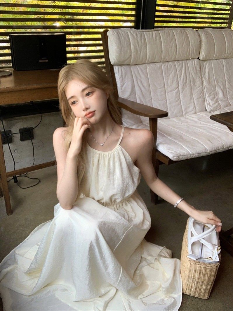 黑色露腰度假风连衣裙2024新款设计感收腰显瘦无袖挂脖长裙女