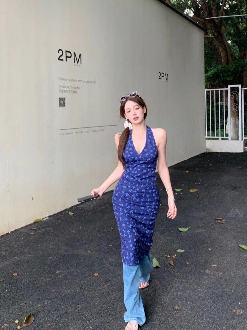 法式蓝色v领挂脖连衣裙女夏度假风收腰露背包臀裙修身碎花吊带裙 法式蓝色v领挂脖连衣裙女夏度假风收腰露背包臀裙修身碎花吊带裙