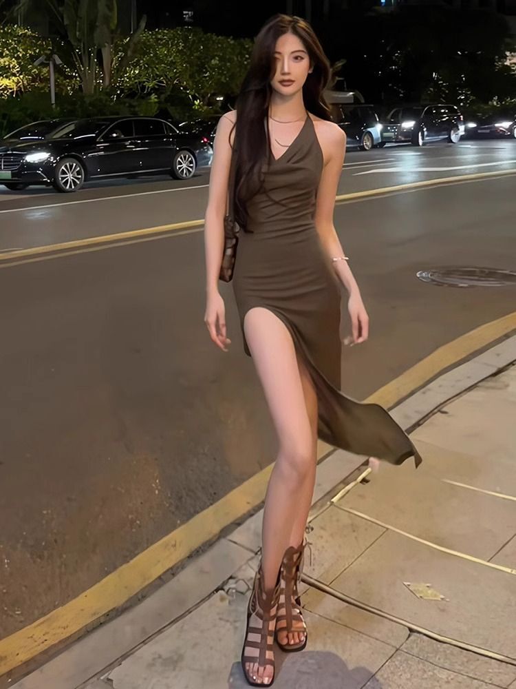 2025新款V领气质挂脖吊带连衣裙女夏高级感辣妹性感开叉包臀