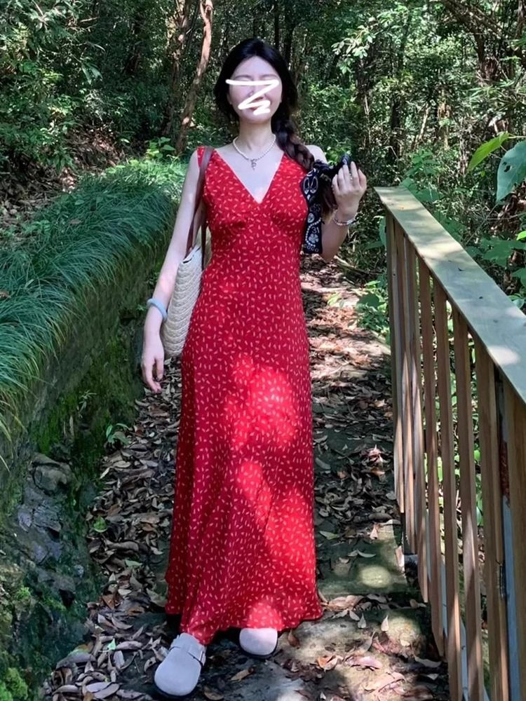 海边度假气质红色v领碎花无袖连衣裙子女春季2025新款高级感