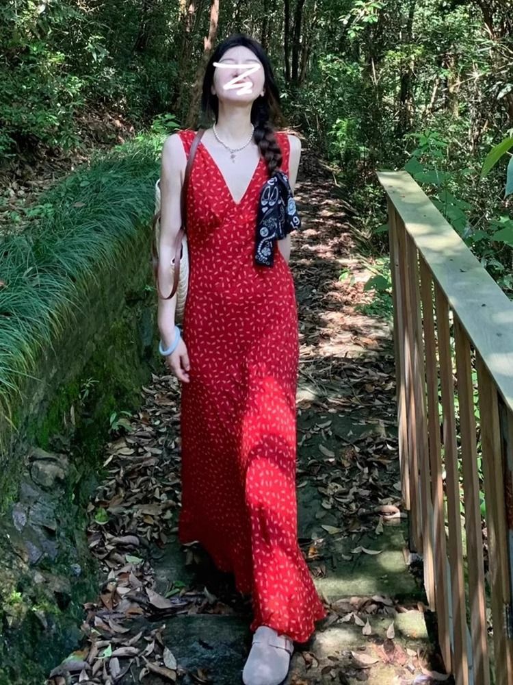 海边度假气质红色v领碎花无袖连衣裙子女春季2025新款高级感