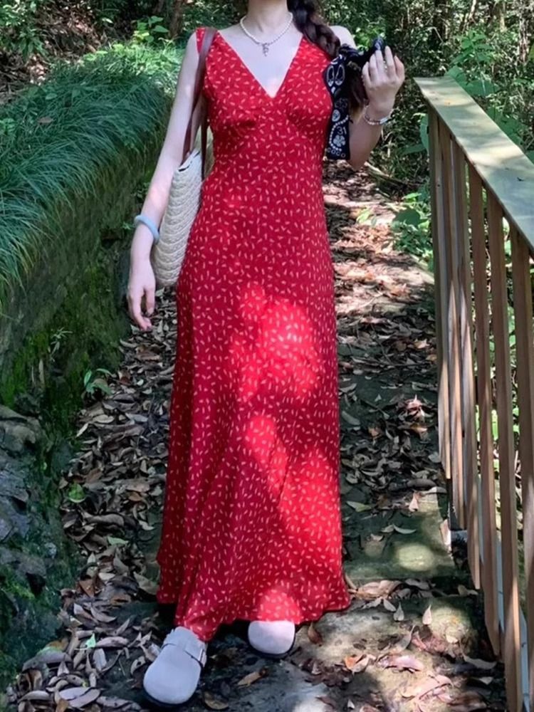 海边度假气质红色v领碎花无袖连衣裙子女春季2025新款高级感