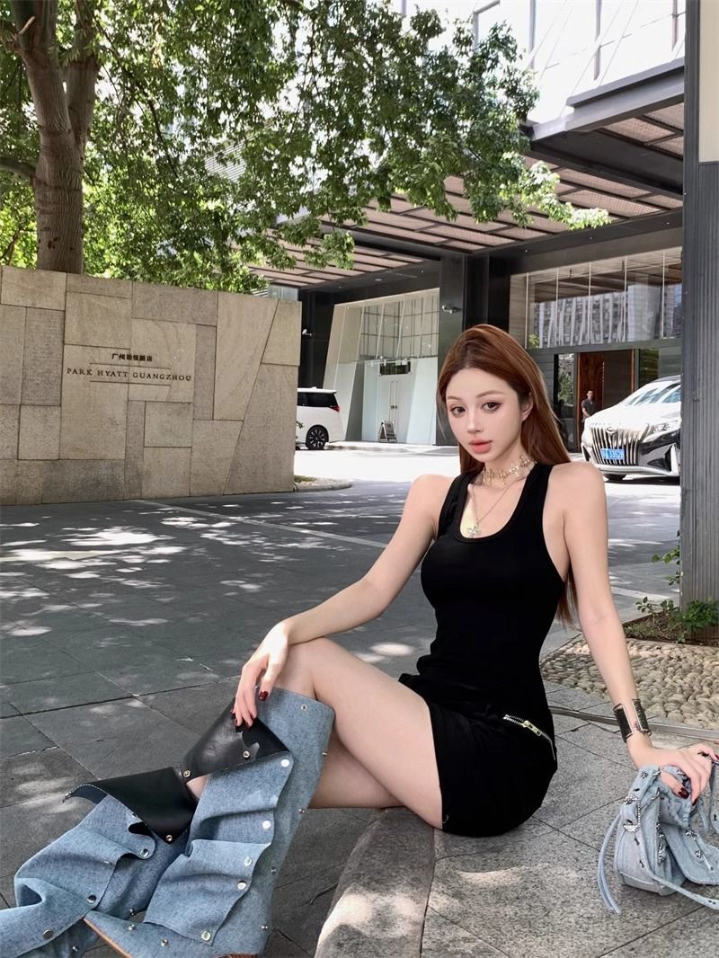 夏季黑色露背吊带连衣裙子女2025新款设计感小众法式气质包臀