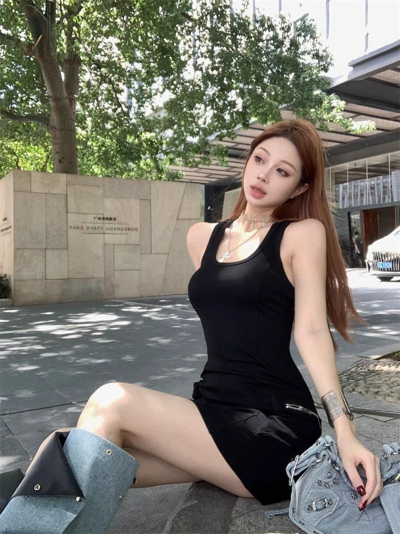 夏季黑色露背吊带连衣裙子女2025新款设计感小众法式气质包臀