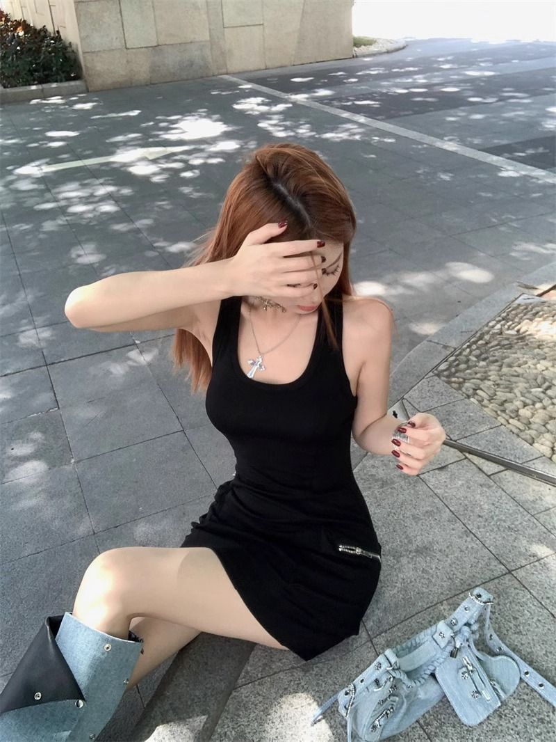 夏季黑色露背吊带连衣裙子女2025新款设计感小众法式气质包臀