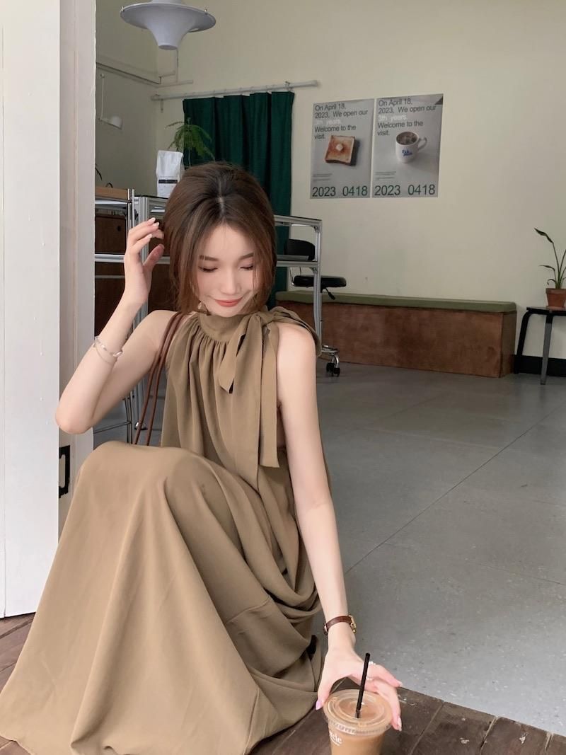 法式露肩背心连衣裙女夏季2024新款绑带设计感显瘦气质度假风