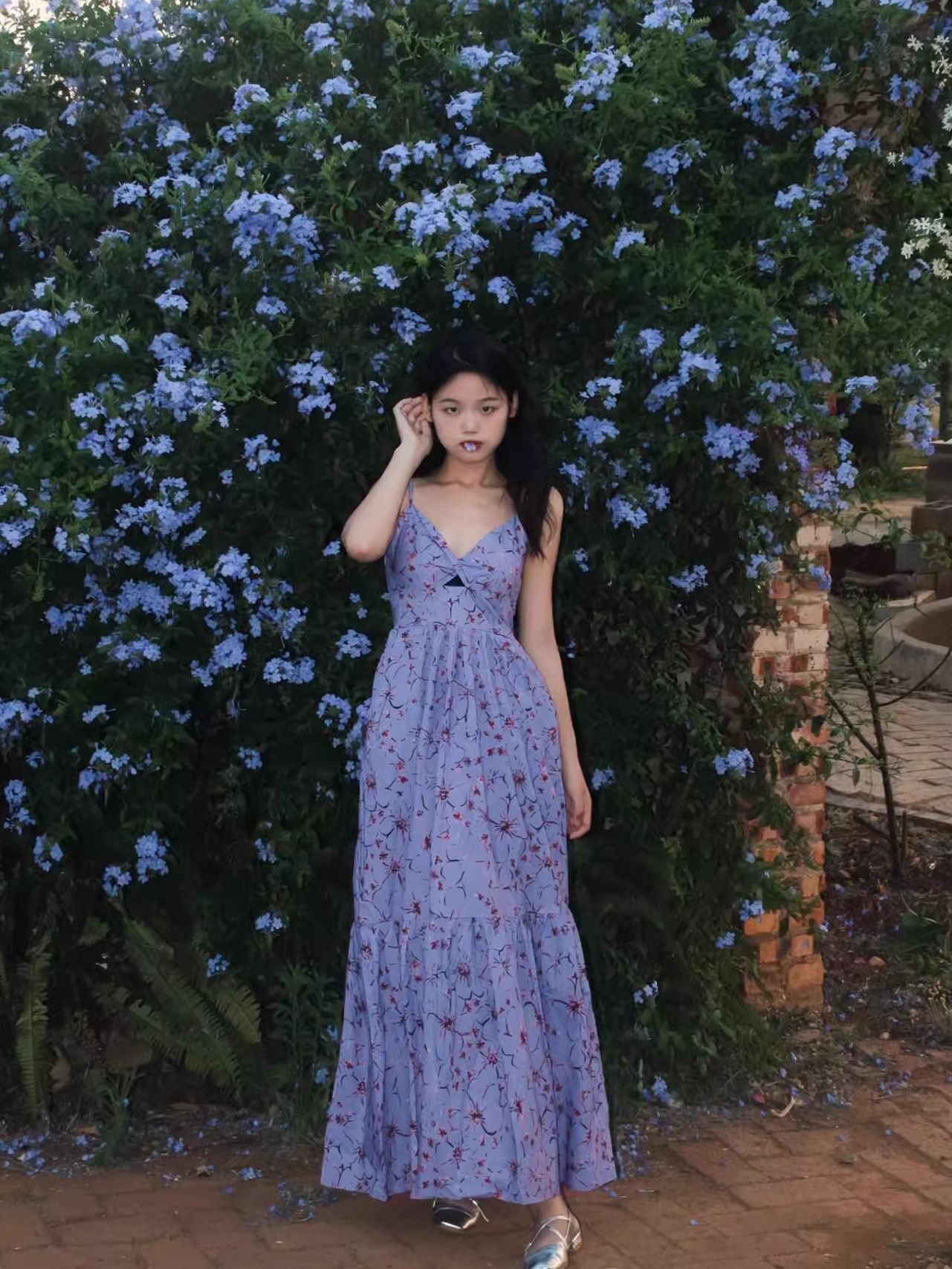 大码法式蓝色碎花吊带连衣裙女夏季气质V领露背度假海边沙滩长裙