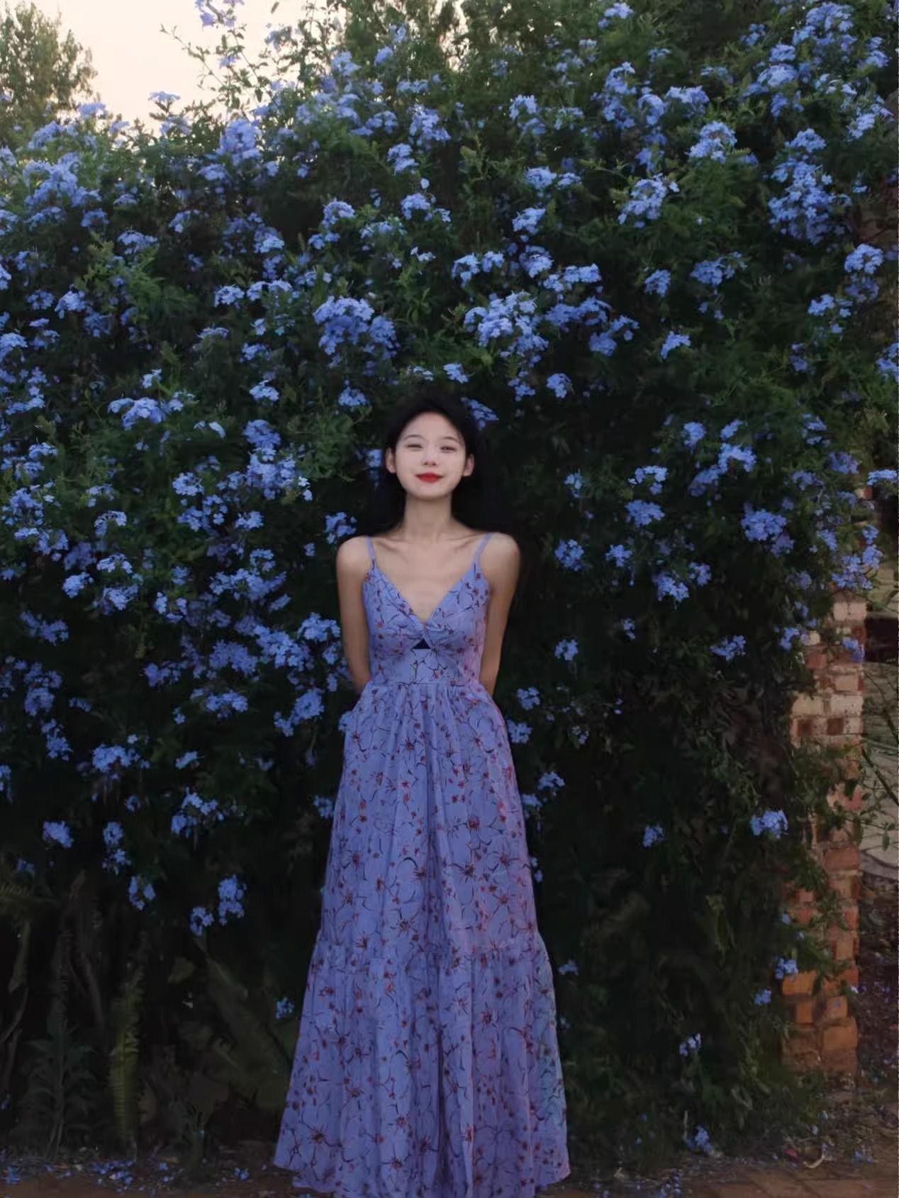 大码法式蓝色碎花吊带连衣裙女夏季气质V领露背度假海边沙滩长裙