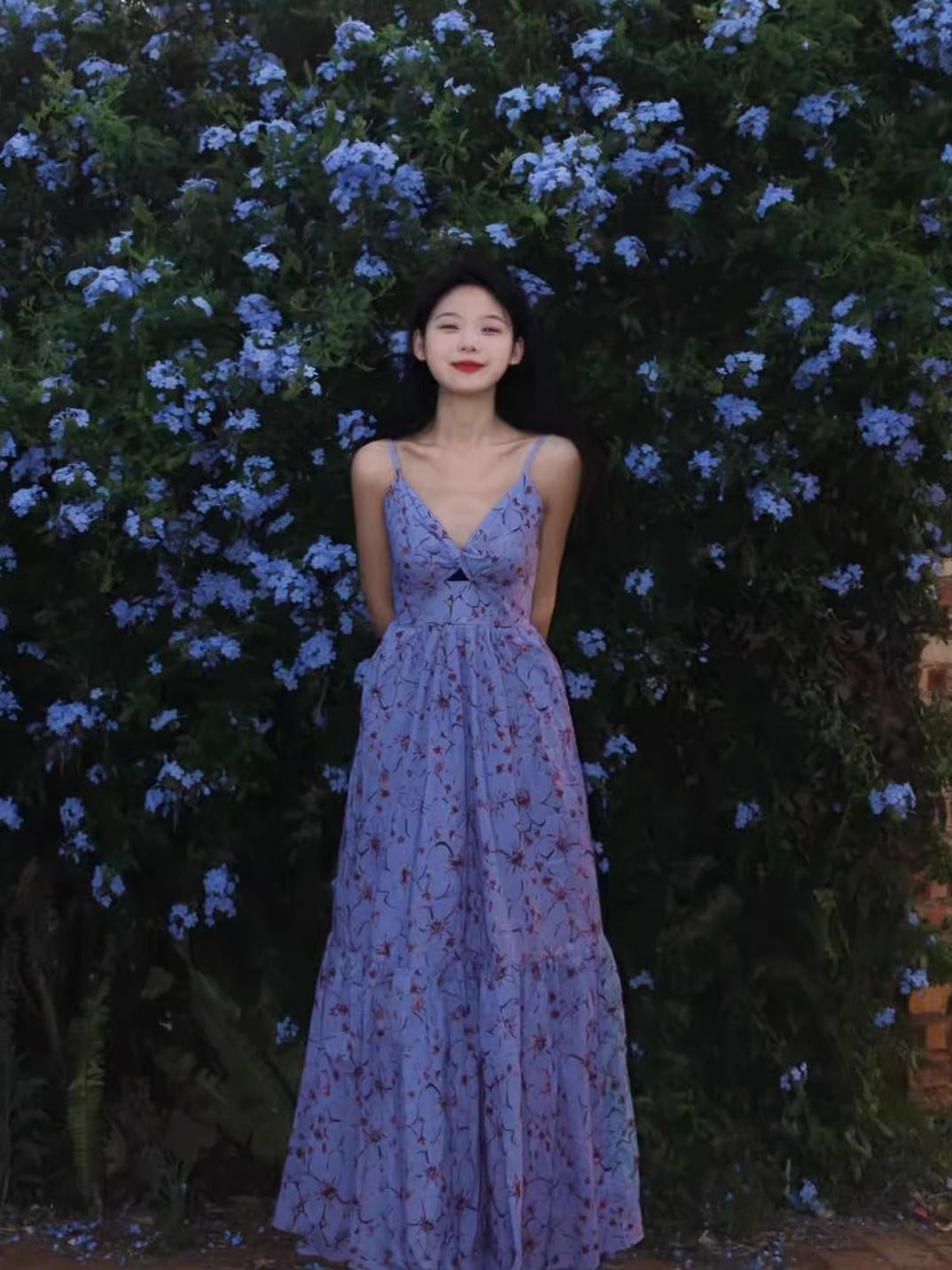 大码法式蓝色碎花吊带连衣裙女夏季气质V领露背度假海边沙滩长裙