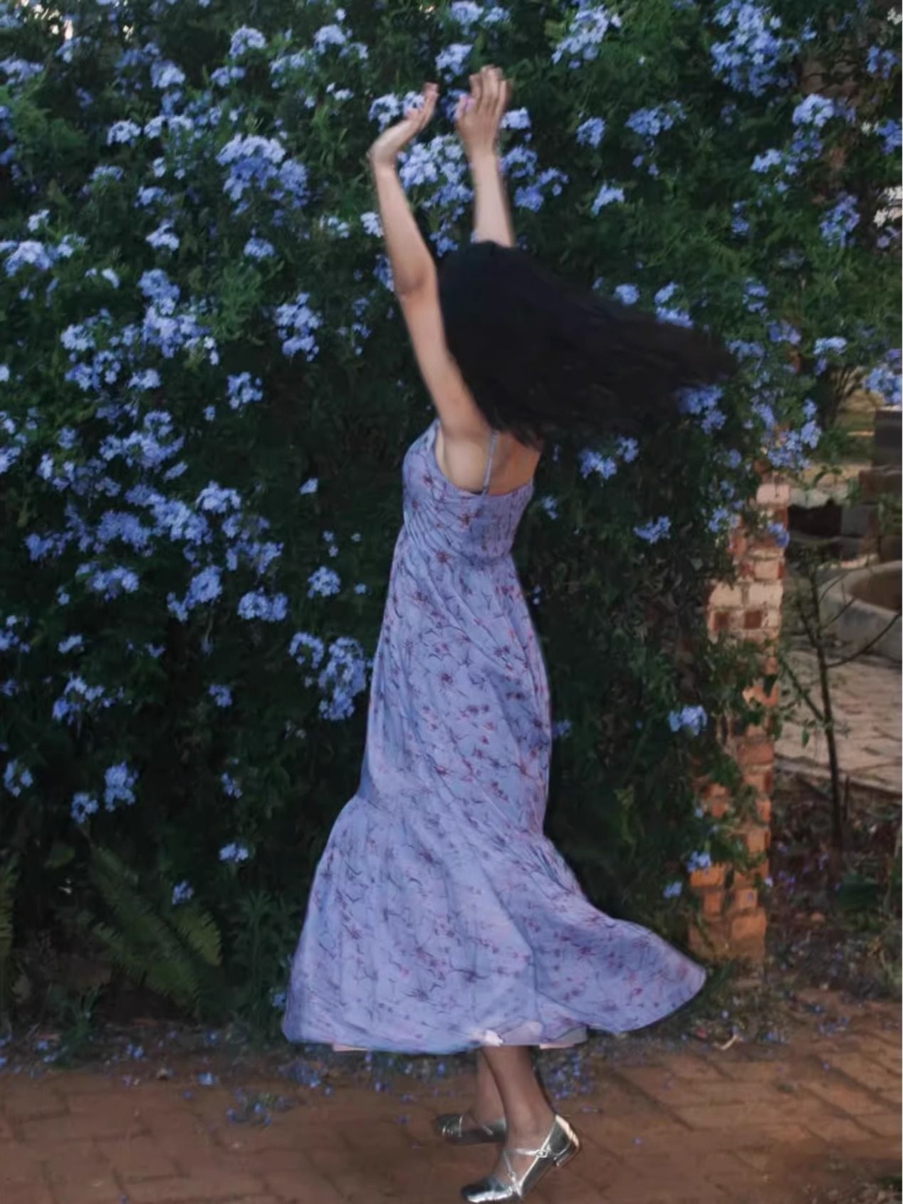 大码法式蓝色碎花吊带连衣裙女夏季气质V领露背度假海边沙滩长裙