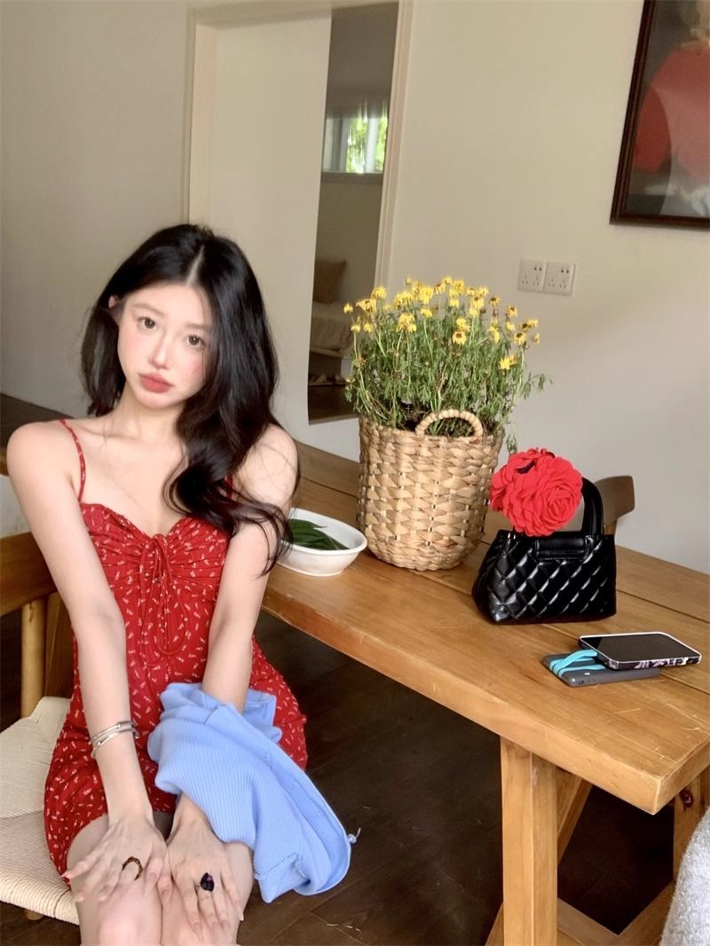复古辣妹褶皱红色吊带连衣裙女装夏季度假风修身收腰A字裙短裙子