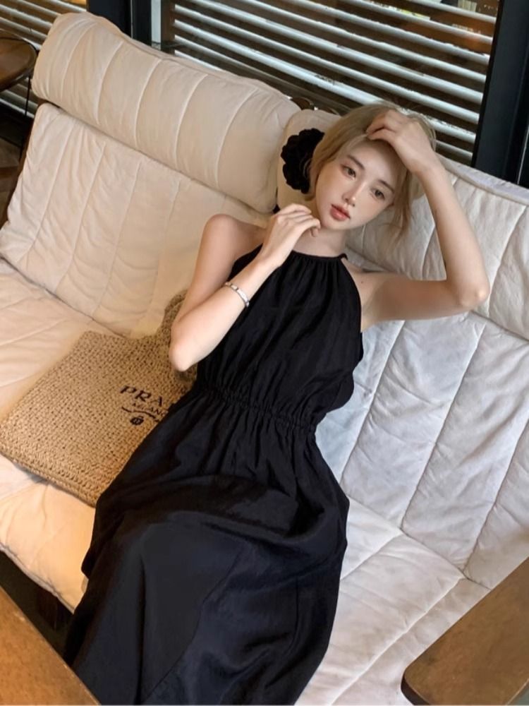 海边度假无袖挂脖吊带连衣裙子女装夏季2025新款茶歇法式沙滩