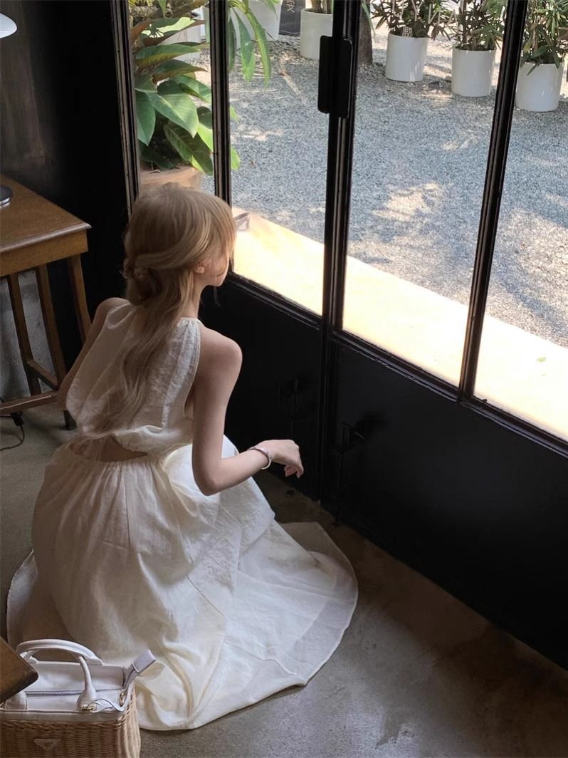 海边度假无袖挂脖吊带连衣裙子女装夏季2025新款茶歇法式沙滩