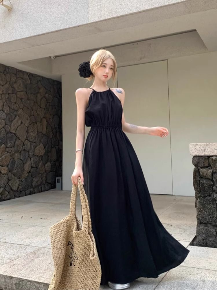 海边度假无袖挂脖吊带连衣裙子女装夏季2025新款茶歇法式沙滩