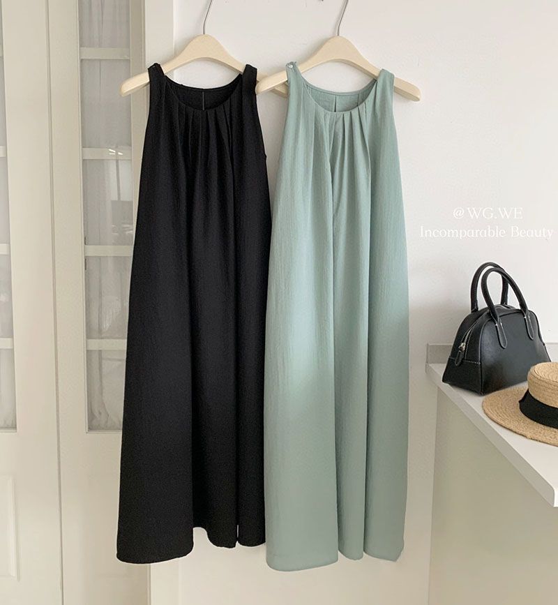 无袖背心连衣裙子女夏季2025新款海边度假高级感挂脖吊带沙滩