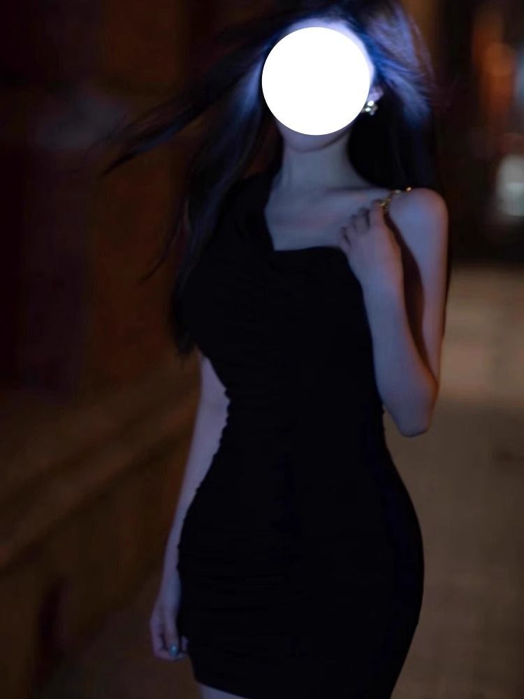 黑色吊带连衣裙女设计感小众2025年新款夜店风辣妹性感短款包