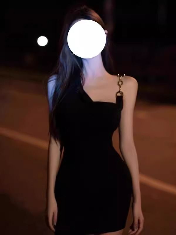 黑色吊带连衣裙女设计感小众2025年新款夜店风辣妹性感短款包