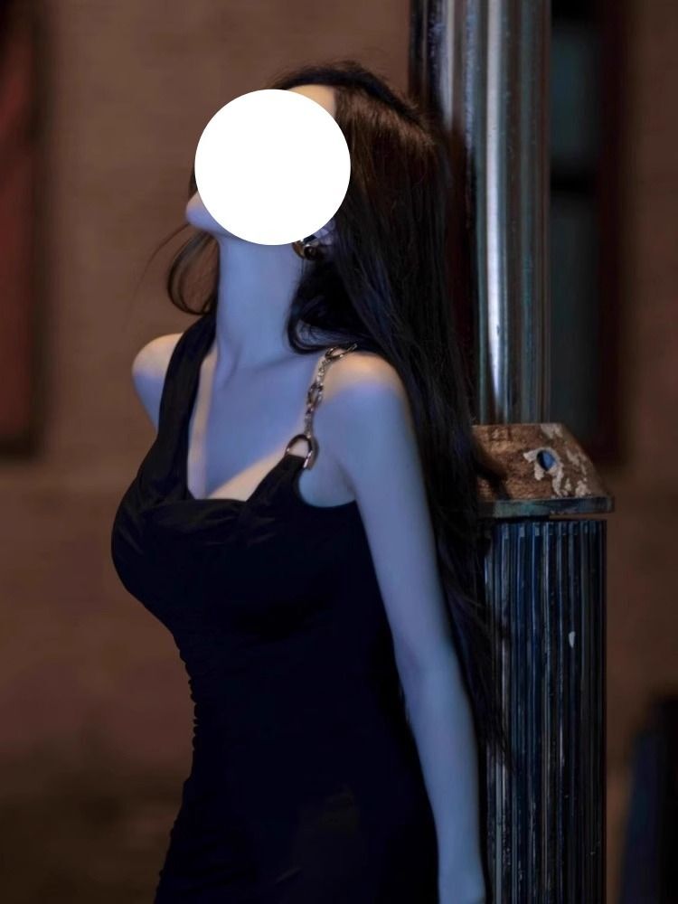 黑色吊带连衣裙女设计感小众2025年新款夜店风辣妹性感短款包