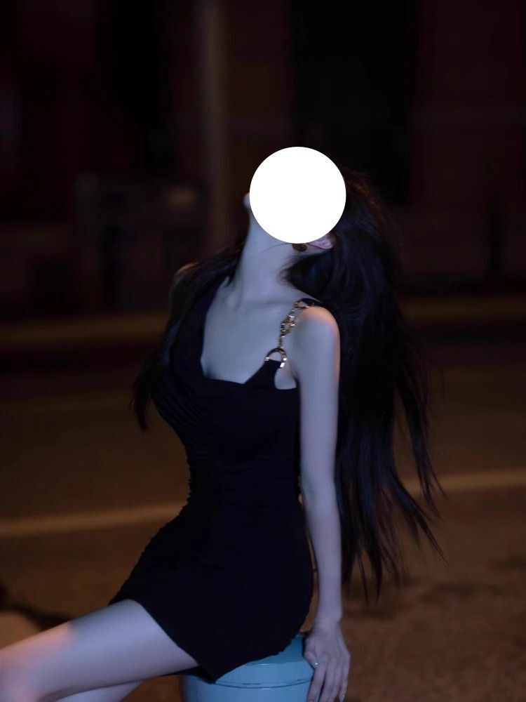 黑色吊带连衣裙女设计感小众2025年新款夜店风辣妹性感短款包