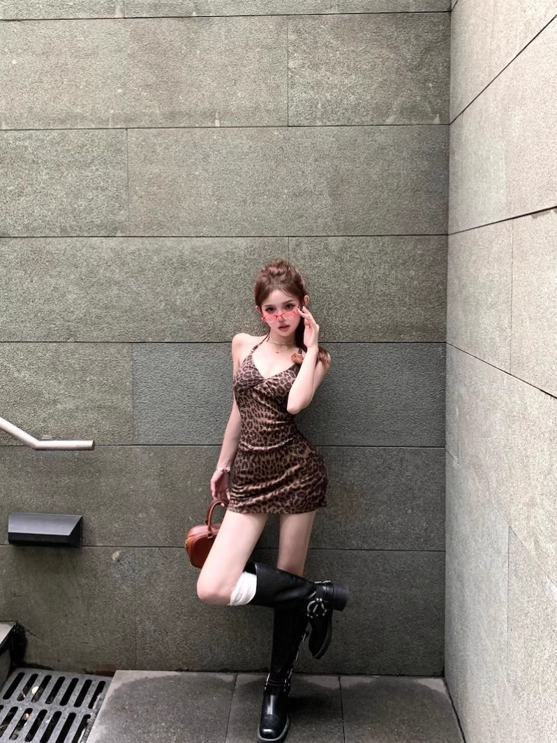 辣妹豹纹挂脖吊带连衣裙女装夏季修身露背短裙显身材收腰包臀裙子