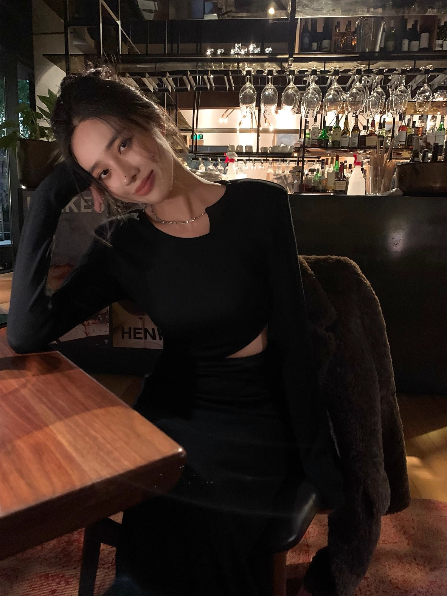 法式赫本风黑色长袖露腰连衣裙早秋装女2024年新款修身打底长