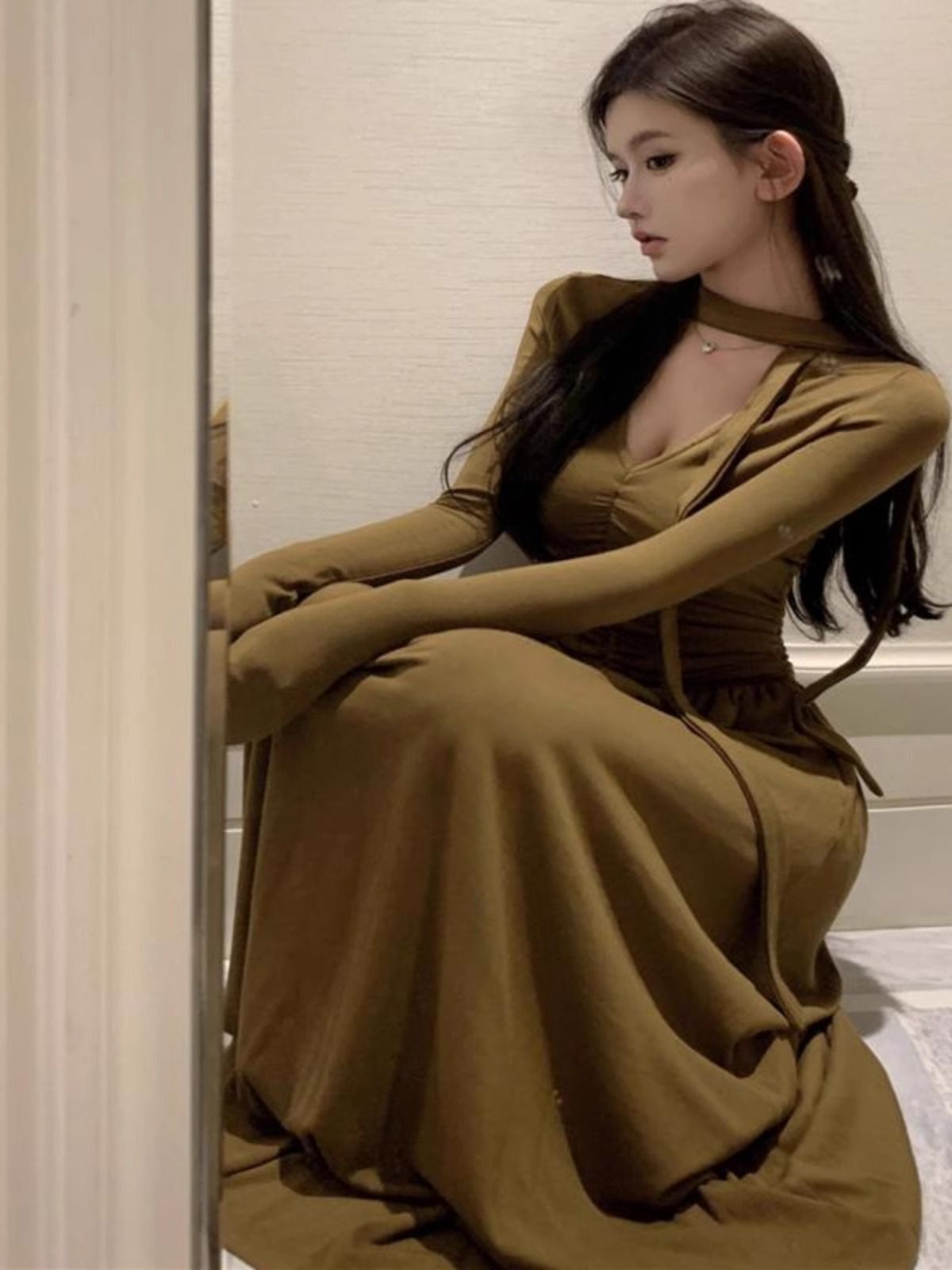 辣妹v领飘带长袖针织连衣裙女秋季褶皱修身长裙设计感收腰a字裙