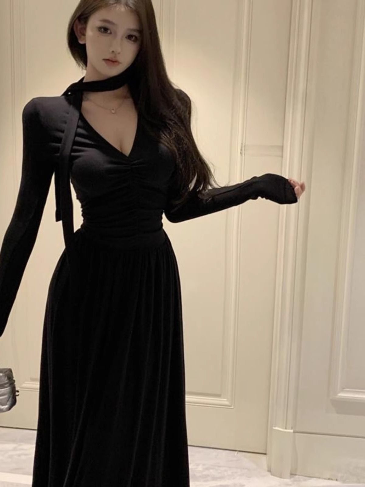 辣妹v领飘带长袖针织连衣裙女秋季褶皱修身长裙设计感收腰a字裙