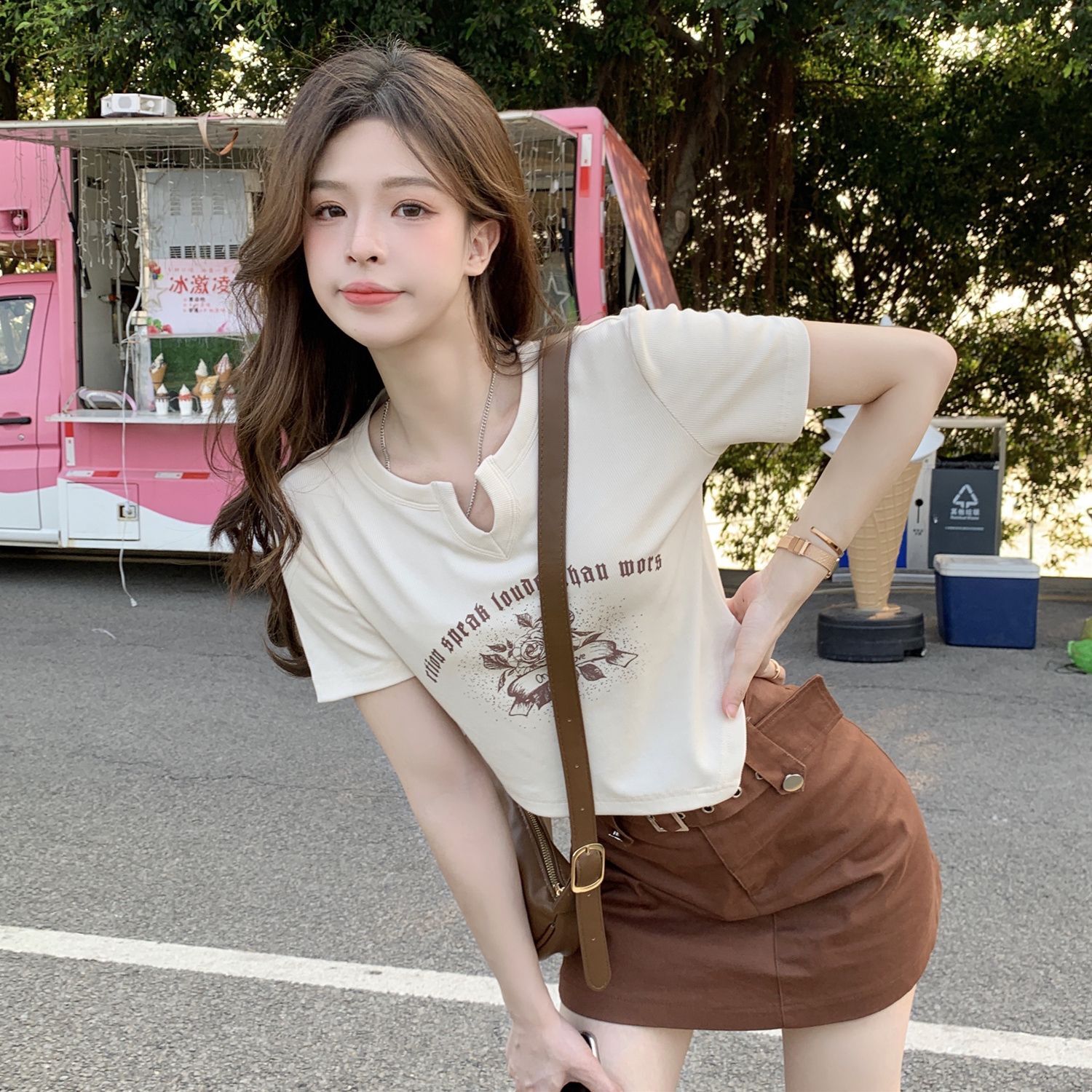 不规则设计感V领短袖T恤女夏季新款辣妹风修身短款正肩上衣潮