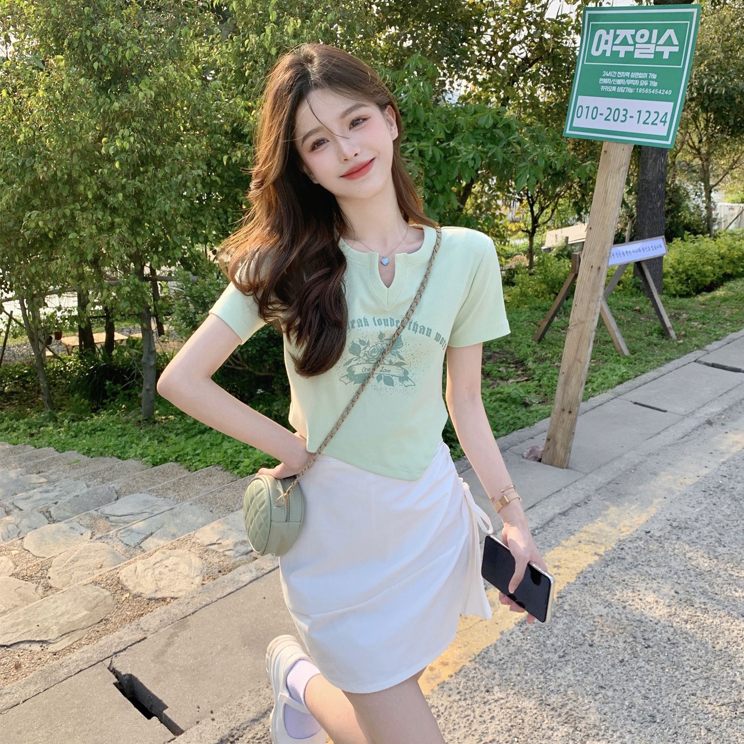 不规则设计感V领短袖T恤女夏季新款辣妹风修身短款正肩上衣潮