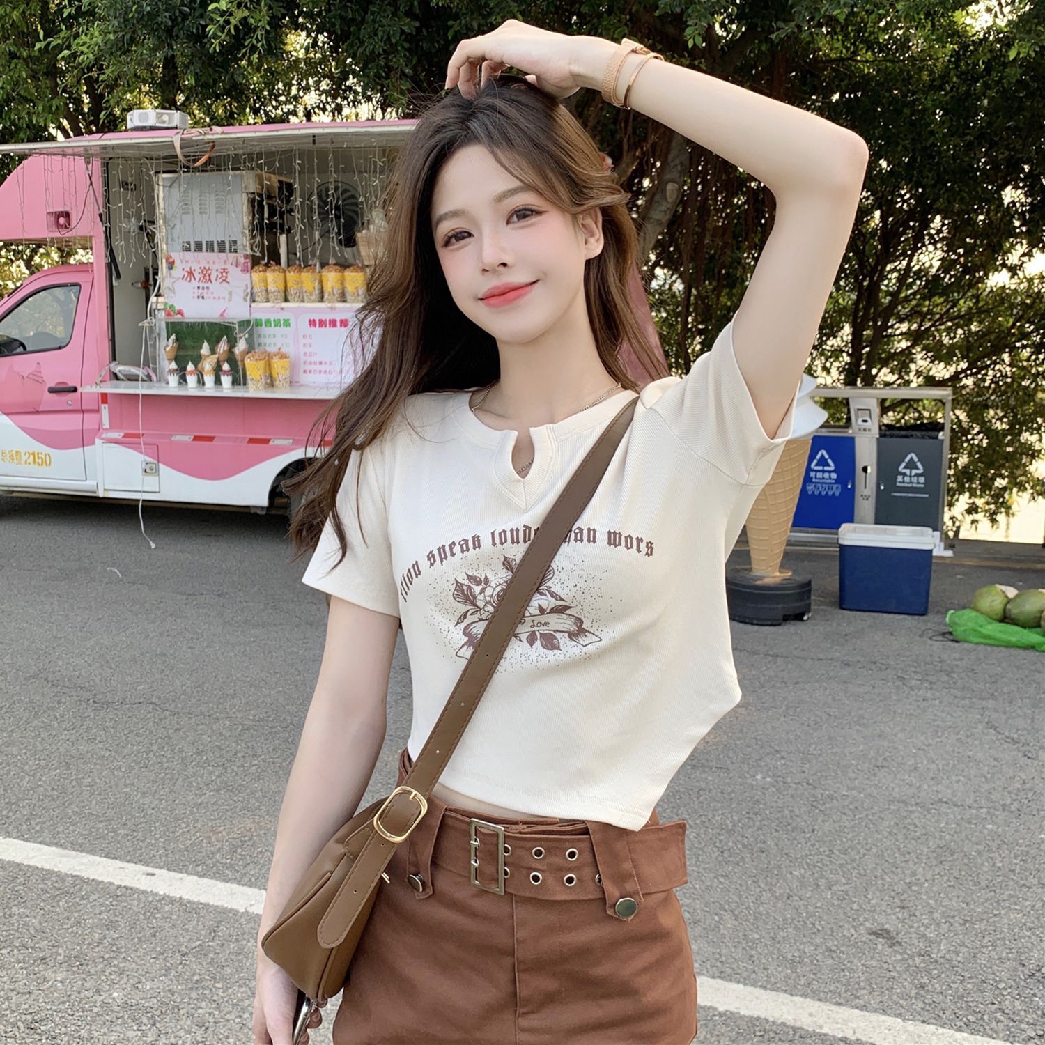 不规则设计感V领短袖T恤女夏季新款辣妹风修身短款正肩上衣潮