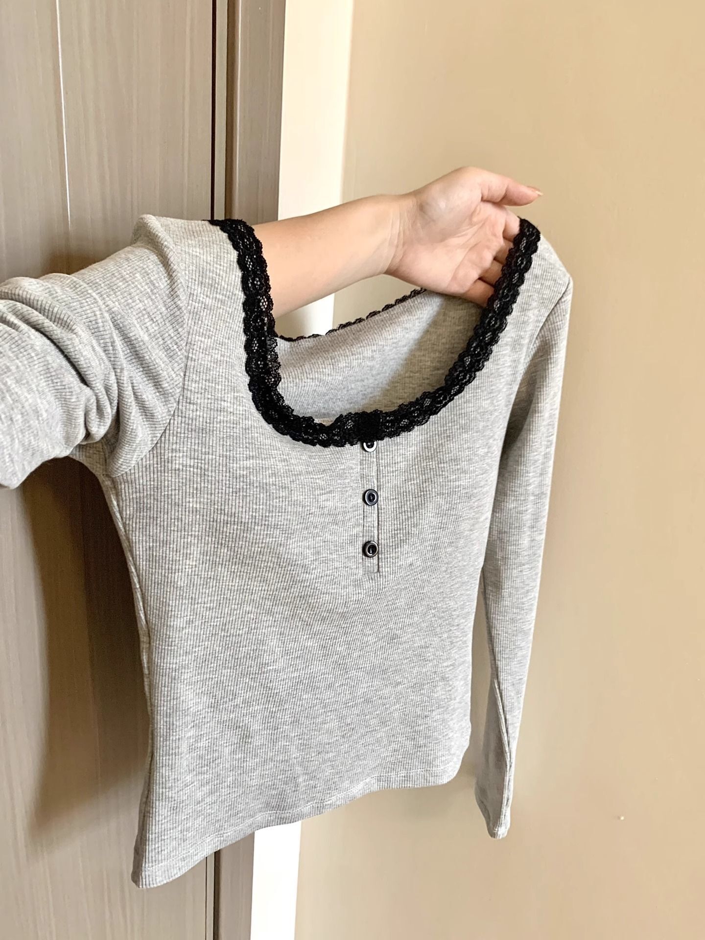 【带胸垫】长袖蕾丝边T恤女冬季甜美保暖带胸垫百搭辣妹打底衫上