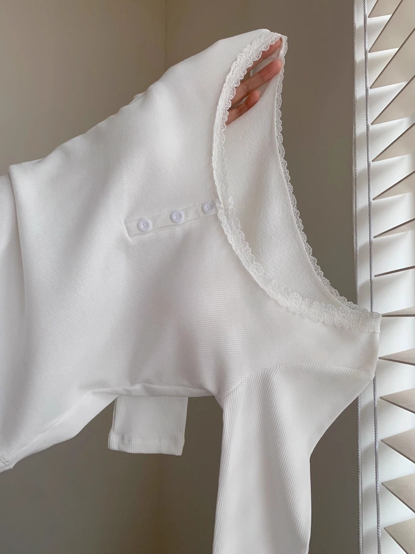 【带胸垫】长袖蕾丝边T恤女冬季甜美保暖带胸垫百搭辣妹打底衫上