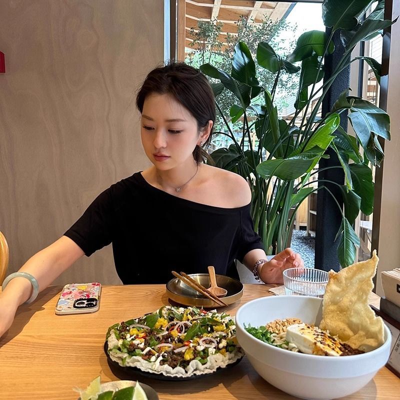 美式复古斜肩短袖t恤女夏季设计感小众宽松露肩辣妹上衣