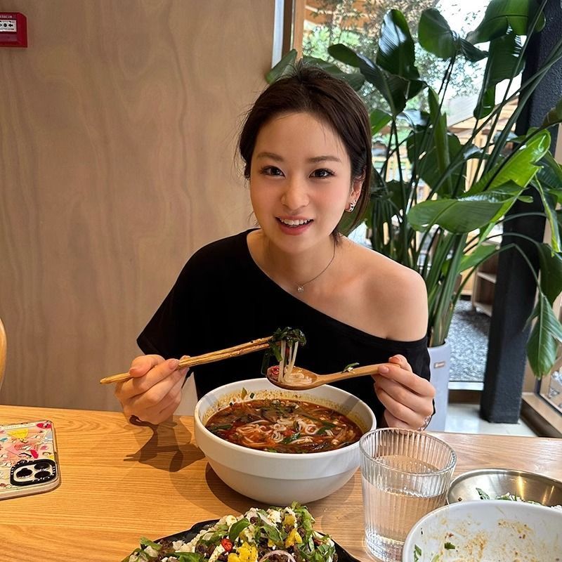 美式复古斜肩短袖t恤女夏季设计感小众宽松露肩辣妹上衣