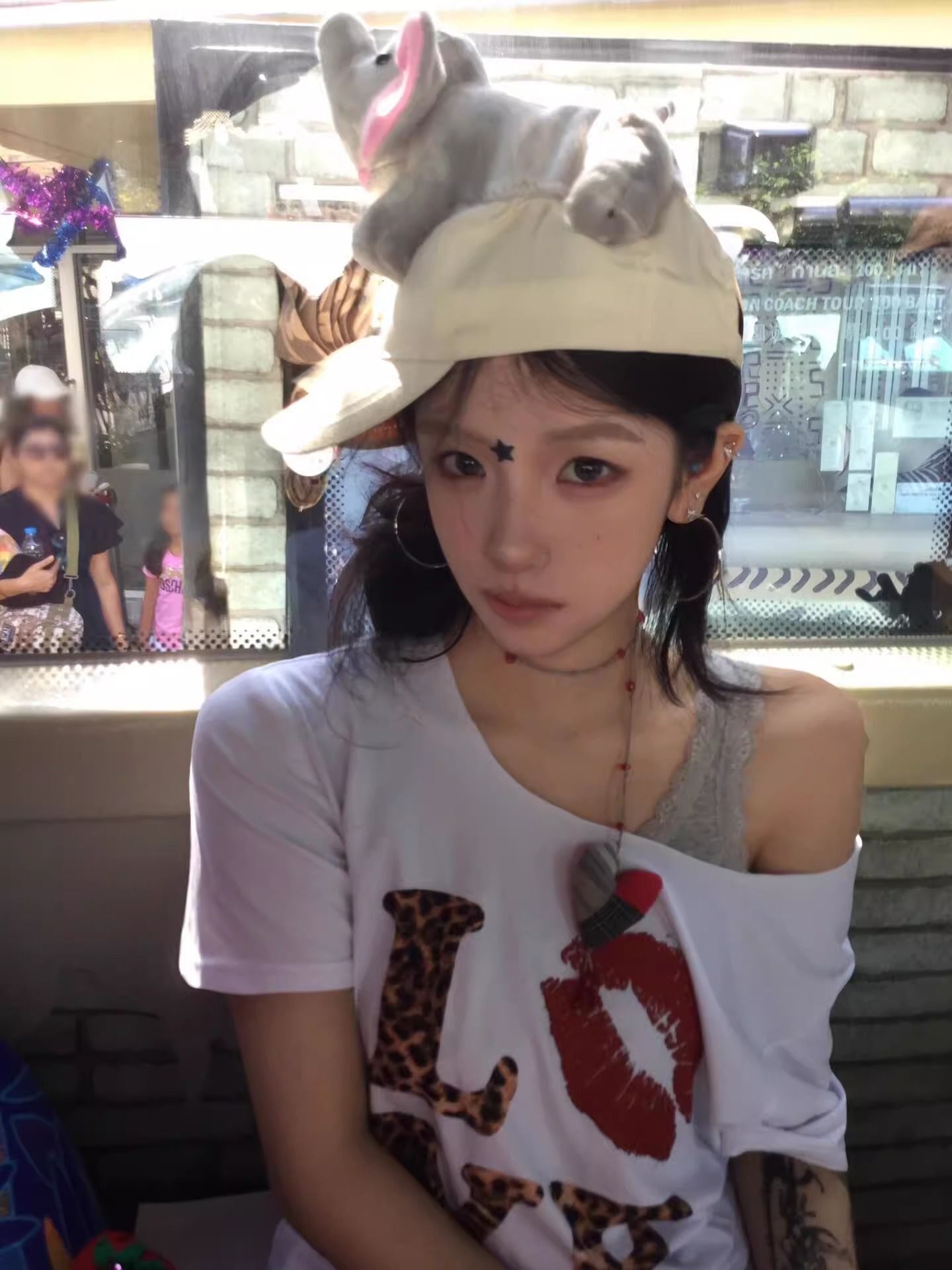 美式复古斜肩短袖t恤女夏季设计感小众宽松露肩辣妹上衣